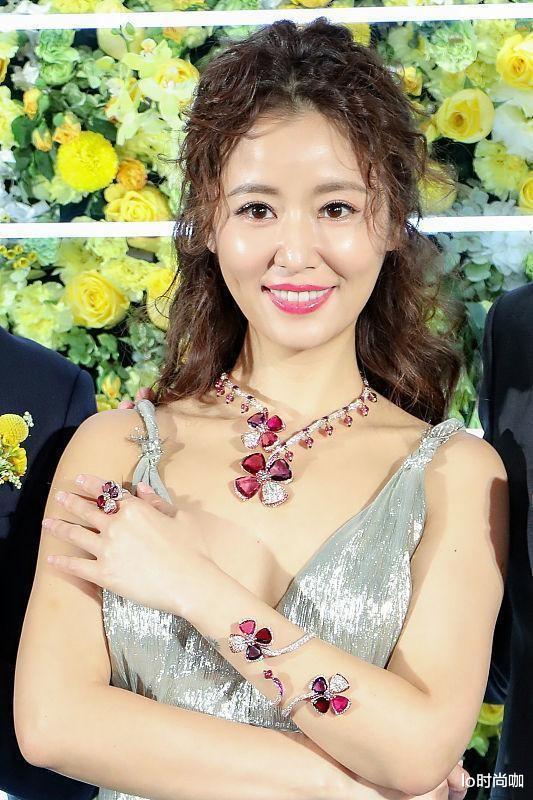 lo时尚咖 林心如烫“泡面头”瞅着像老阿姨,却意外显脸小,一身珠宝好贵气