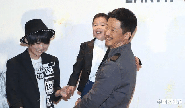 杨幂|谢楠晒儿子与德云社弟子合影：戴墨镜炫酷十足，身高到妈妈胸口