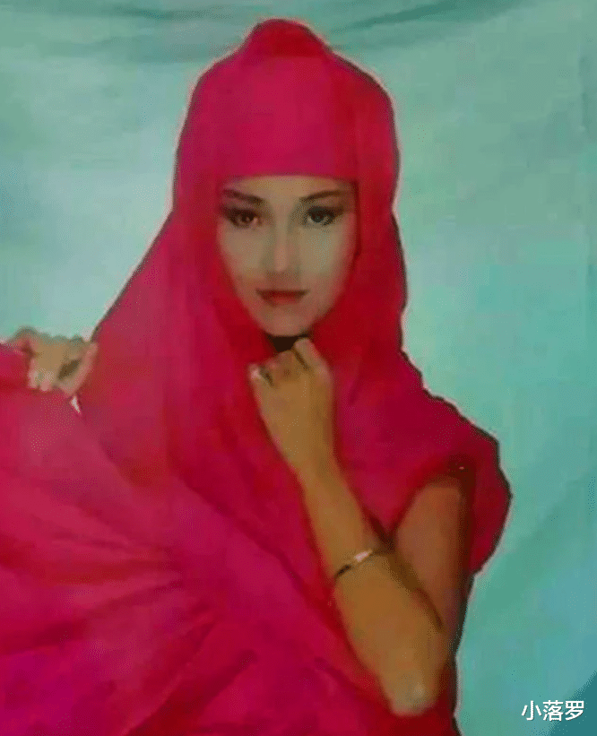 杨幂|25张罕见照：给刘亦菲打伞的杨幂，吸烟的曹操，泳池里的邓丽君