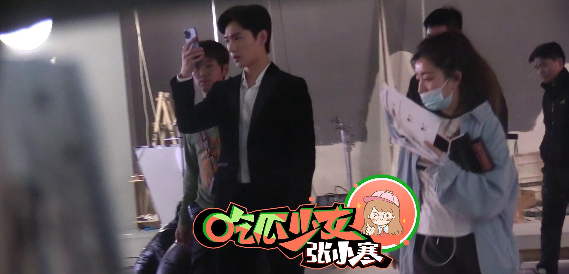 杨洋|杨洋拍广告保镖护送进场 收工不忘拿手机“自拍”