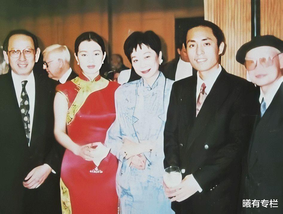 曦有专栏|18年前《霸王别姬》戛纳海边造型成经典，细数国巩俐红毯东方造型