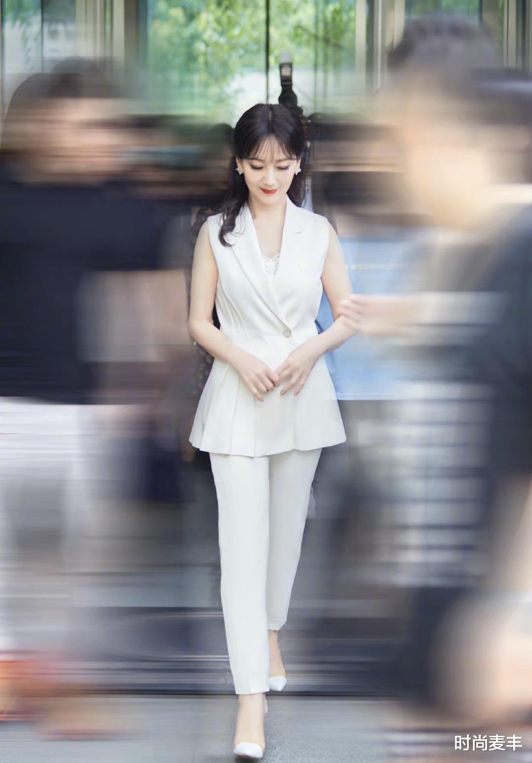 时尚麦丰|赵雅芝真是所有女人羡慕的对象，无袖西服套装，气质拿捏的刚好