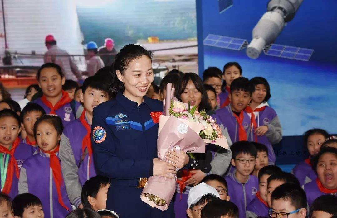 时隔8年,王亚平将在近日再次进行太空授课,全球播彰显大国气度