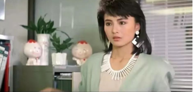 桃小菁说说|李赛凤的毁灭史：从“最美警花”到全港笑料，她经历了什么？
