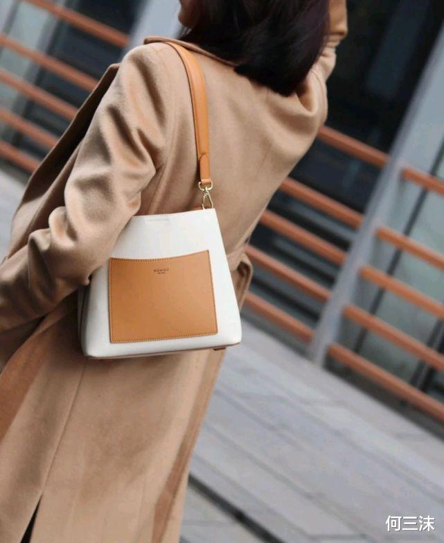 何三沫 简约款大衣不会过时,一件就可以穿很久,但前提是要会搭配才好看