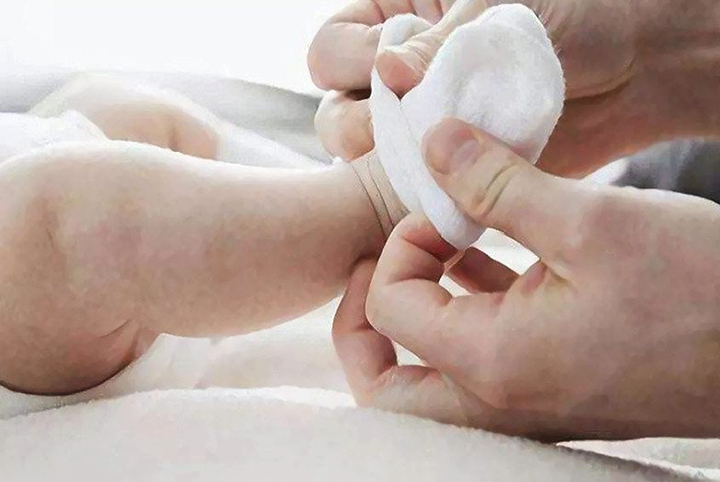 齐姐育儿|夏天要不要给宝宝穿袜子?不用担心着凉,光着脚更有利于身体发育