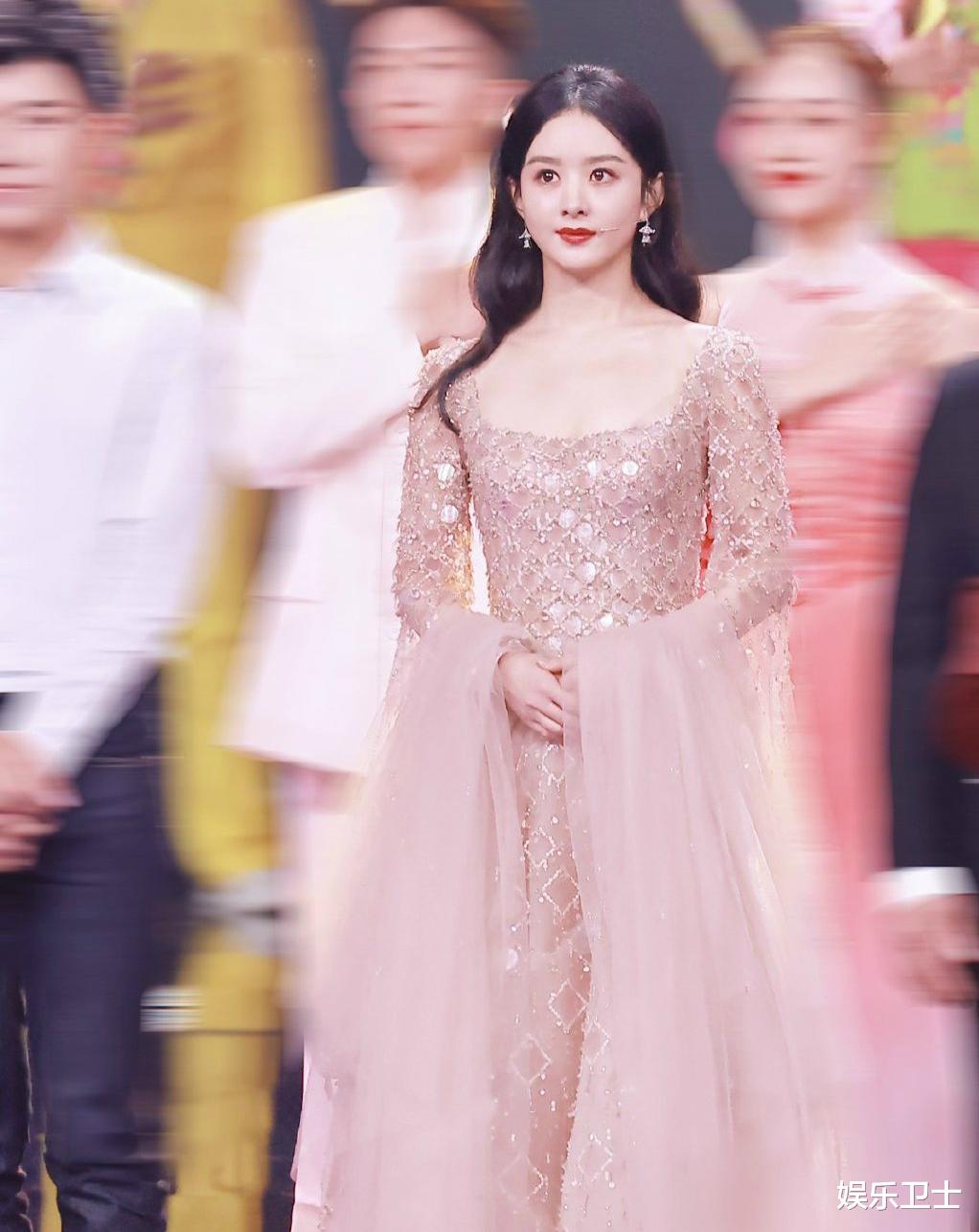 赵丽颖|赵丽颖上中秋晚会镜头仅三秒钟，与儿子打视频满脸母爱，获男演员小跑追逐