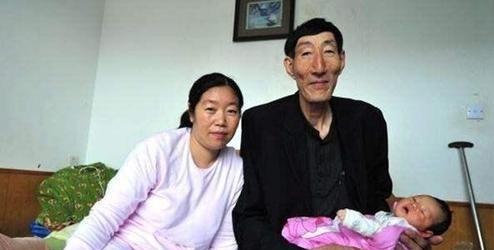 你是否还在等|鲍喜顺中国第一男巨人:18年前不听医生劝说生下儿子,如今怎样了