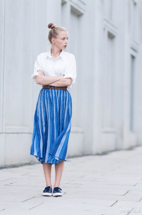 衣在配不在贵|那英走机场挺接地气，皱巴巴的五分裤也敢穿出门，和普通人没区别