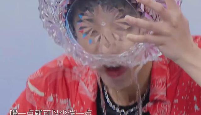 沈腾|当华晨宇一口气喝掉“道具水”，我意识到贾玲沈腾这类艺人多重要