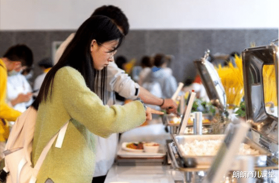 朗朗育儿课堂|“华中农大食堂”被吐槽，饭菜成“奢侈品”，学生表示：无福消受
