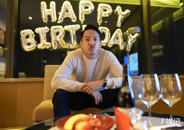 TVB|前TVB小生庆生与家人开心庆生 夫妻俩与两位儿子拍温馨全家福