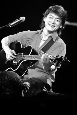 张柏芝|周华健晒照为儿子庆生，31岁周厚安胡子拉碴，被指比父亲还显老