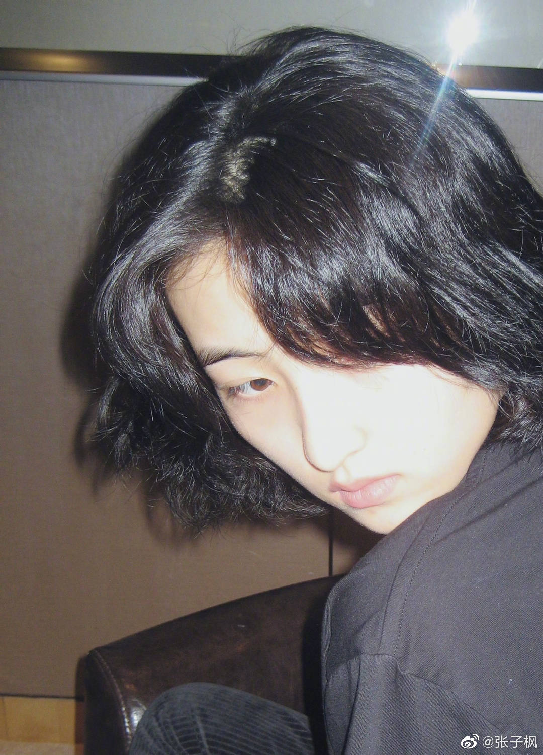 张子枫|妹妹好漂亮！张子枫晒车内黑白自拍四宫格，慵懒随性，氛围感好绝