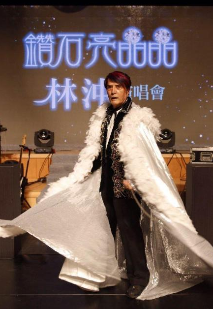 小兮娱乐 88岁歌王抢救后出院,加配助行器已能独立行走,欲献血遭婉拒