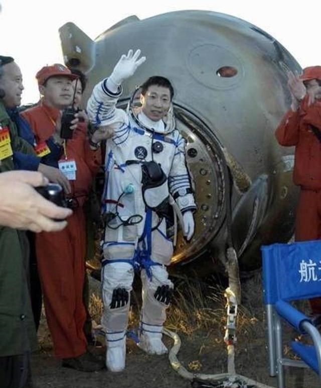 杨利伟 杨利伟在太空曾听到神秘“敲门声”，多年后，我国专家找到答案