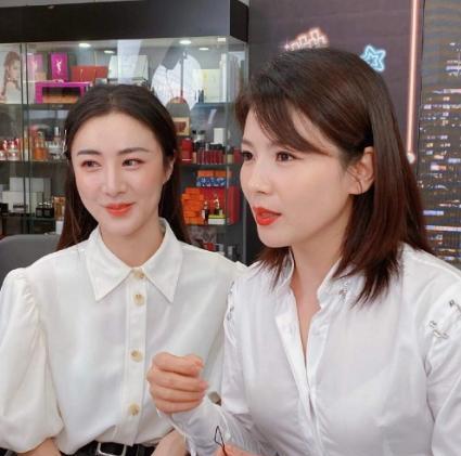 宁静|宁静卖自创品牌的帽子，一顶499元，本人出镜笑场无人问津显尴尬