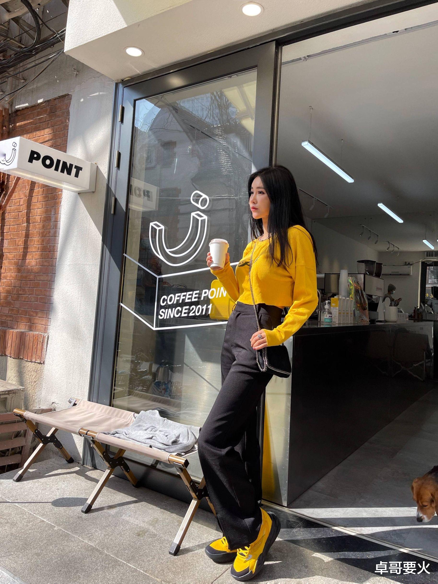 卓哥要火 不愧是周玲安,简约无奇的抹胸背心,一样穿出有料的身姿