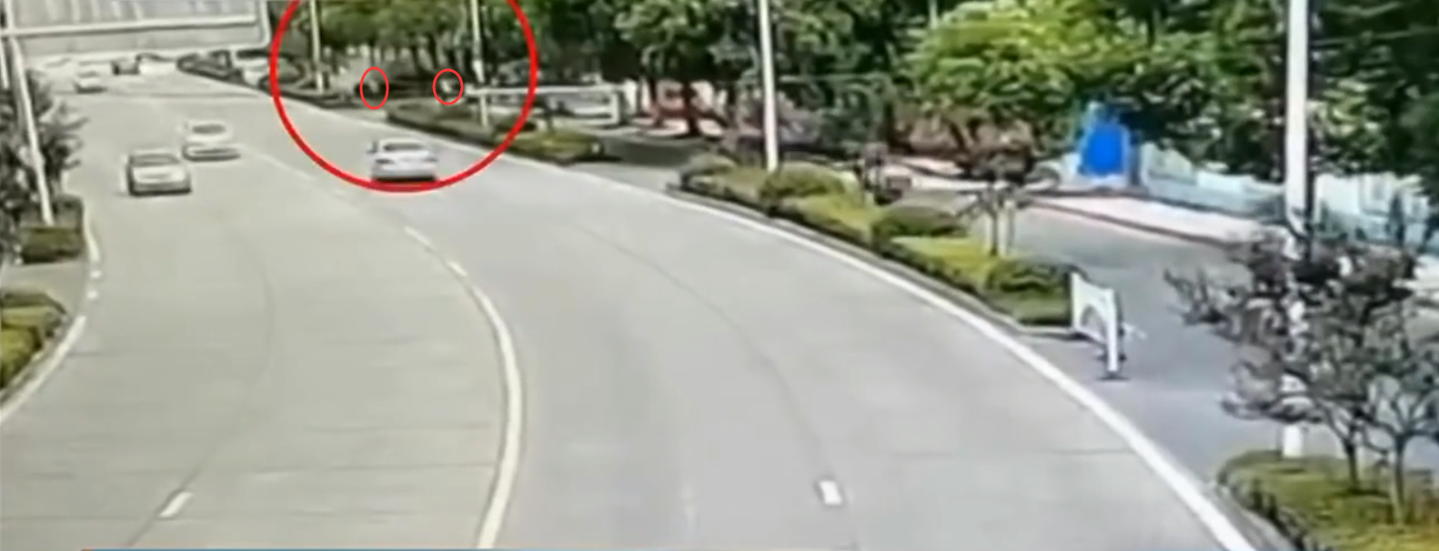 绥青新闻 致1死2伤！轿车与货车轻微碰擦后，女司机猛踩油门，逆行致人死亡