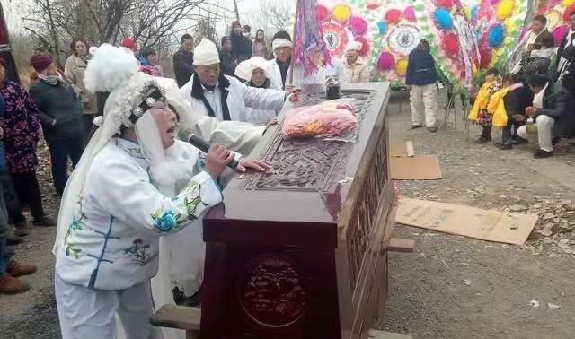 河南|河南哭丧女头牌：画血泪妆围绕棺材哭着磕500个头，职业无贵贱！
