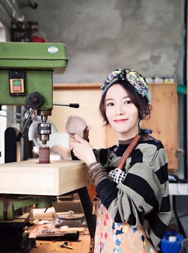 黄雅莉|黄雅莉，是个典型的湖南伢子，她老公壮实，长相帅气，颜值也不低