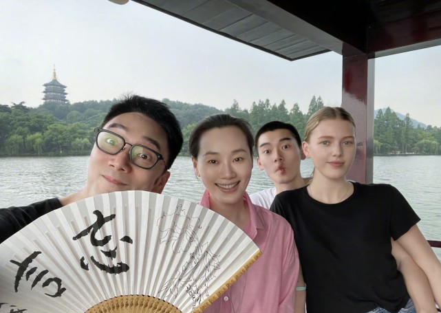 林依轮|林依轮和妻子结婚26周年，带儿子儿媳一起庆祝，一家子很和谐