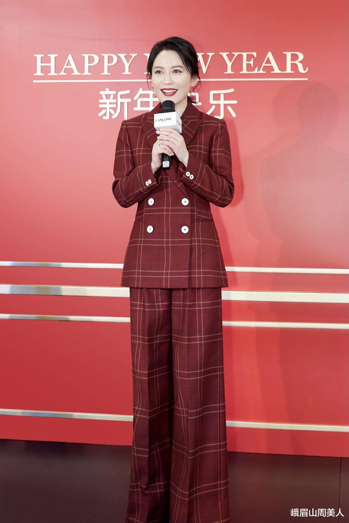 峨眉山周美人|这可能是我见过的最体面的50岁女人：不装嫩不显老，美得优雅有气质