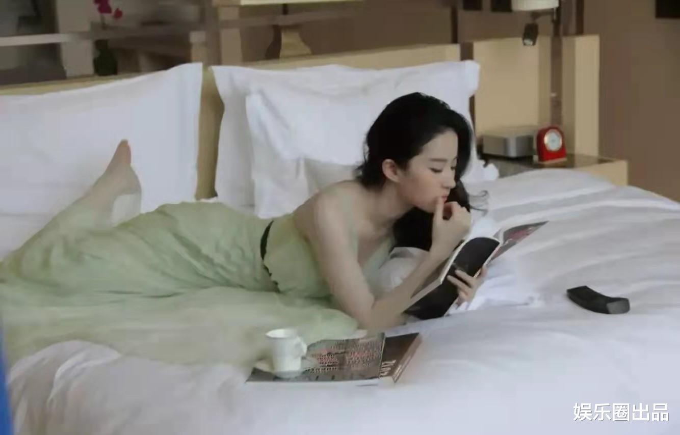 刘亦菲|刘亦菲卧室照片被翻出,床上遥控器引起热议,网友:“真会享受”