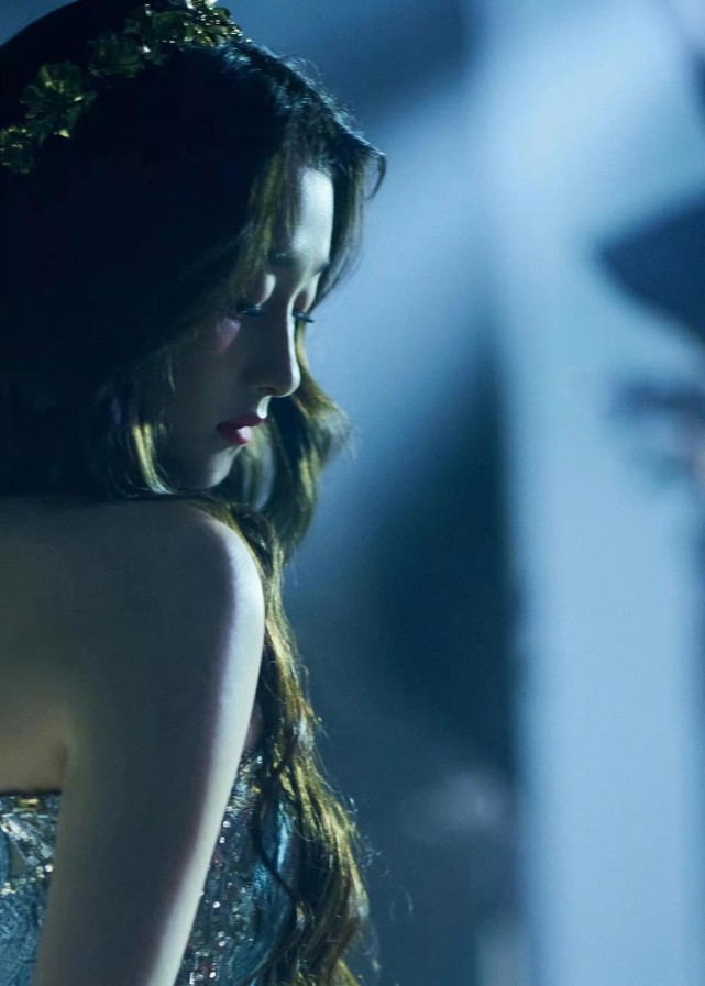 巴黎时装周|ELLE时尚“东方”主题太成功！关晓彤变身华丽公主，却输给霸主钟楚曦