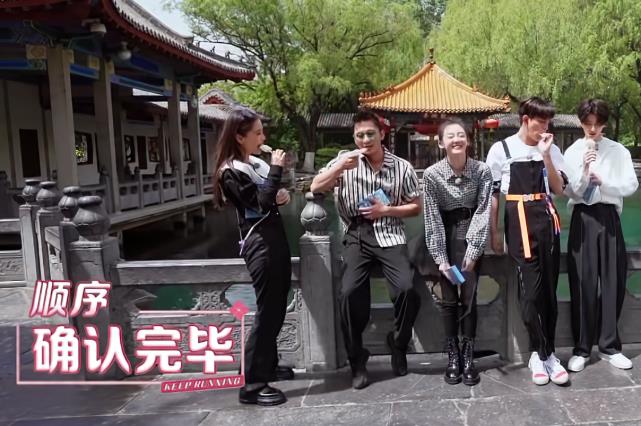 郑恺|李晨挤到苗苗旁边合照，女方的站姿太瞩目，网友：郑恺娶了个宝