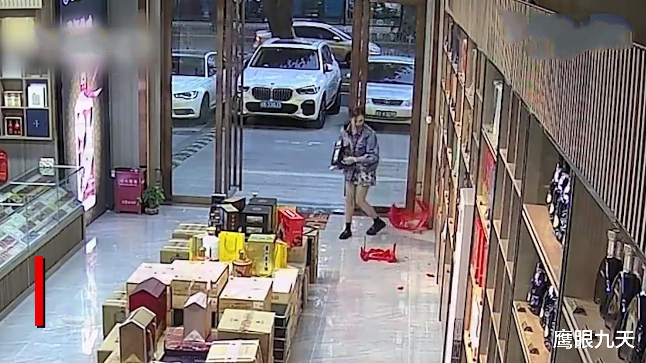 深圳女子遭遇惊险一幕,站在高处刚拿到酒,脚下凳子突然粉身碎骨