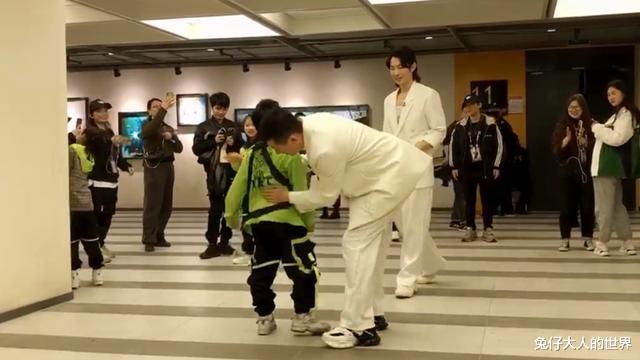 王力宏|处处彰显教养，德云社尚九熙给小朋友揉腰，网友：小企鹅真体贴