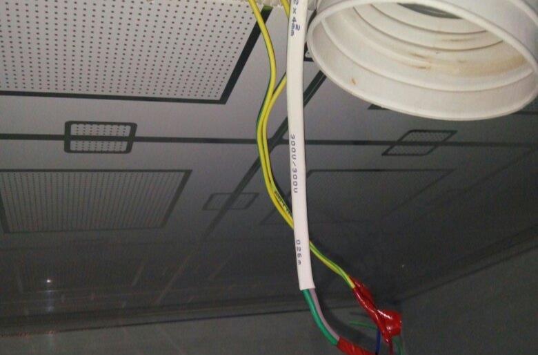 为什么卫生间顶板上有一个插座?用途很重要,装修前处理好