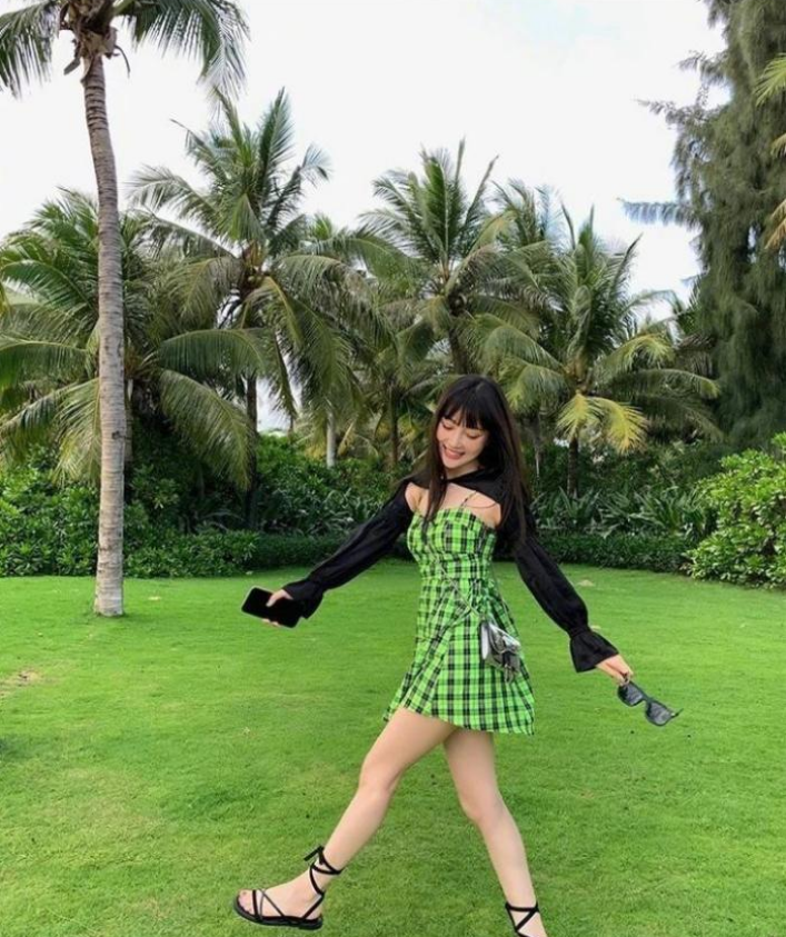 李小璐|李小璐晒男友视觉度假美照“漏破绽”，身后的双人大床房太吸睛