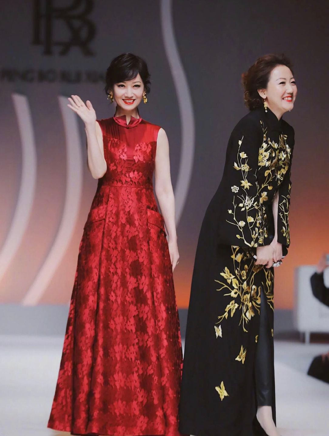 赵雅芝|赵雅芝真是奶奶辈的“身材天花板”，一袭红色旗袍裙走秀，好惊艳