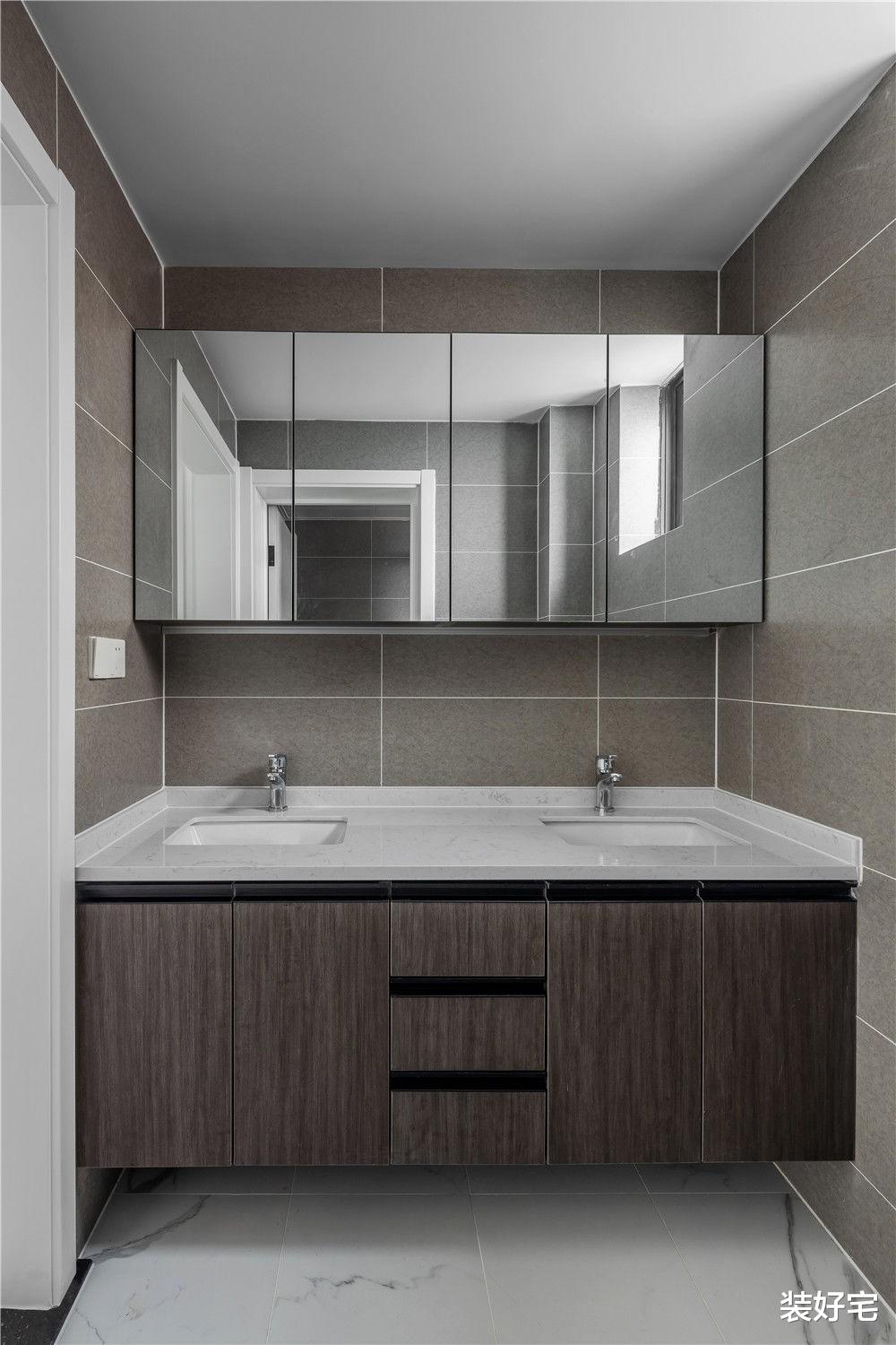 |黑白灰和实木打造的空间，设计独立入户鞋帽间，满足五口人的需求