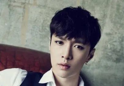 张艺兴|吴亦凡事件再次升温，曝出当初“排挤”张艺兴事件，退团时究竟发生了什么？