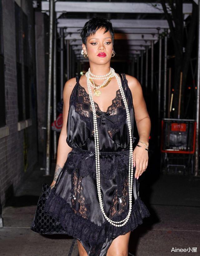 Ainee小屋|蕾哈娜气质豪放,“黑巧肌”穿丝滑“睡裙”,强势姿态老外范十足