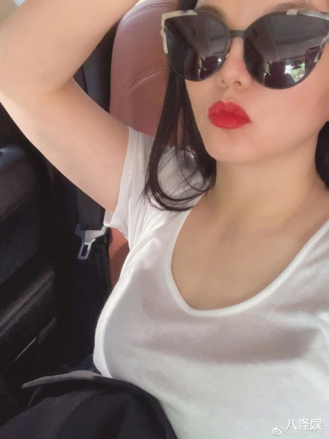 李湘|李湘晒红玫瑰甜品庆元旦，开心称“甜甜的”，网友：恋爱的甜蜜