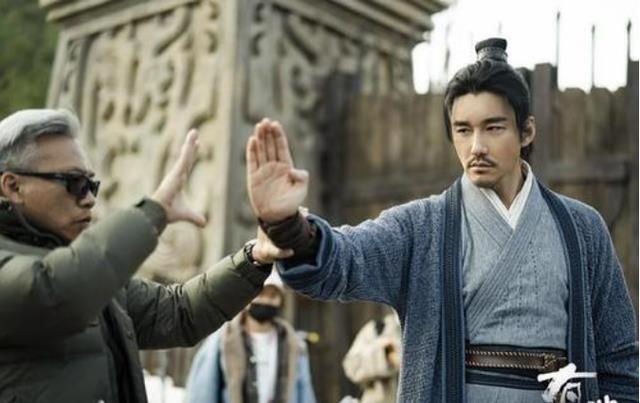 胡兵|“中国第一男模”胡兵晒病床照，年过半百未结婚，惹网友担心