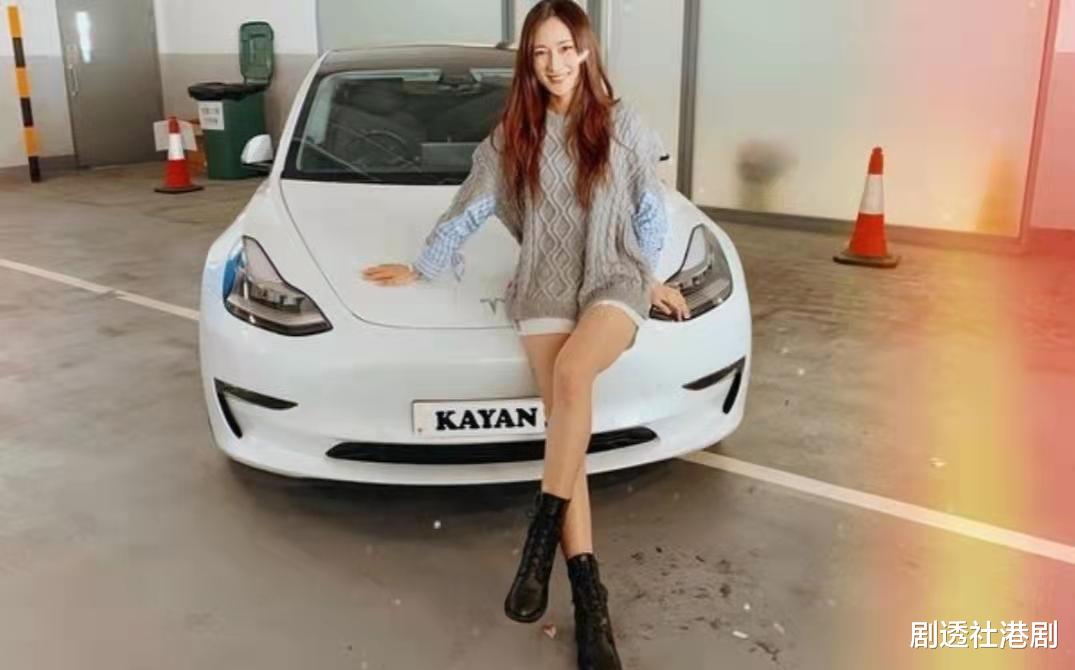 TVB|生活富贵！TVB女神小花窗台前大秀美腿，窗外壮观山景也尽收眼底