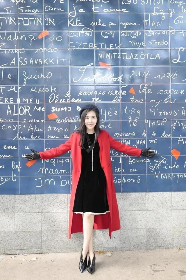 潮帮先生 田朴珺美到了巴黎街头,身披红色大衣戴宽檐帽,终于有了贵妇气质