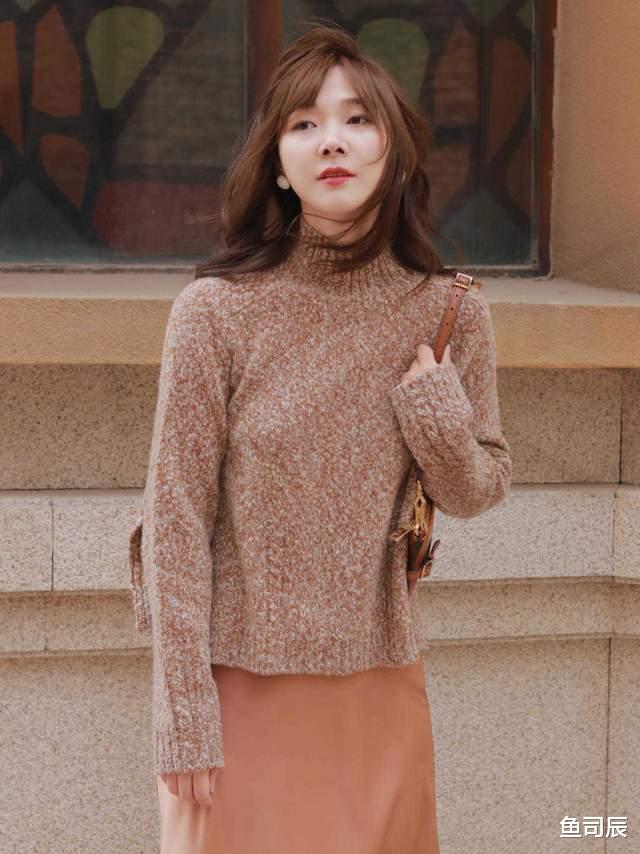 鱼司辰 秋冬季节毛衣是必备单品，搭配半身裙或牛仔裤，能提升气质又时髦