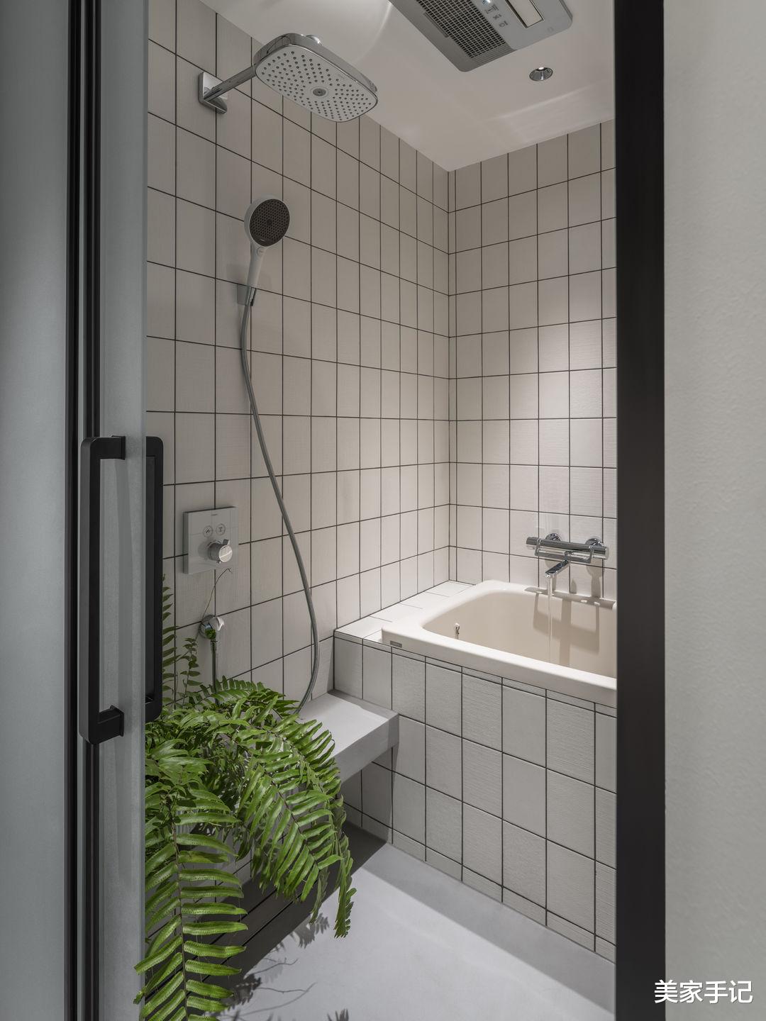 再买房，我一定学她家坚持沙发不靠墙，往前挪40公分，太有远见了