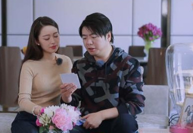 好物官|朗朗豪车旁为娇妻整理裙子，老婆难掩“葫芦”身材，呼啦圈没白摇