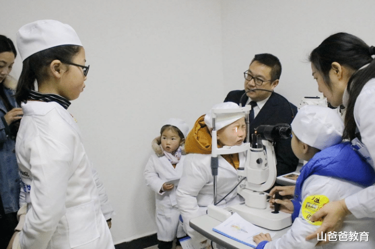 考试|考试时试卷被撕破怎么办？小学生天赋技能觉醒，竟用头发缝起来了