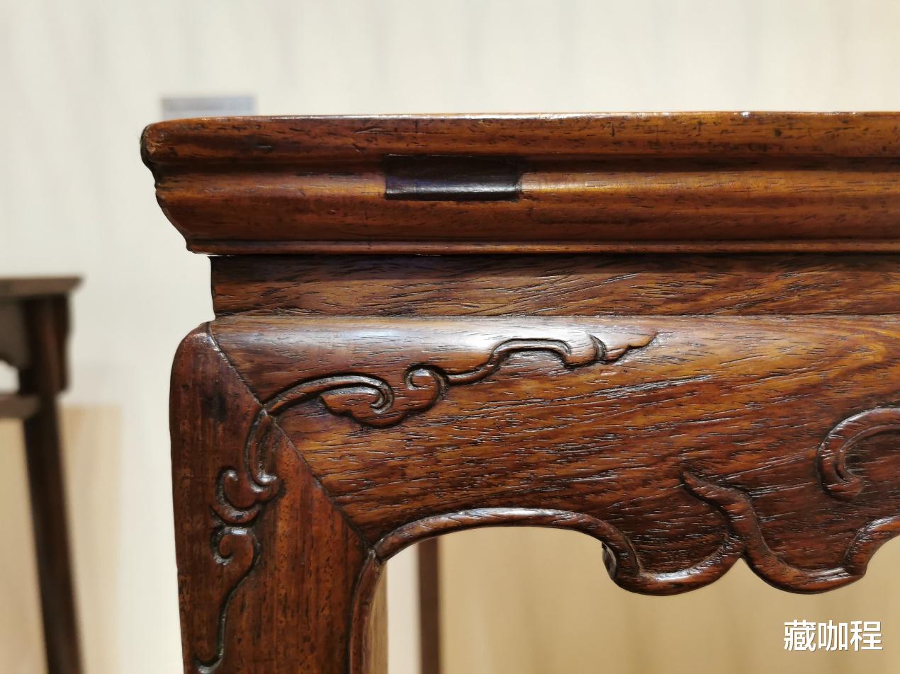 |带雕花的不多，清黄花梨方桌估价五万美元