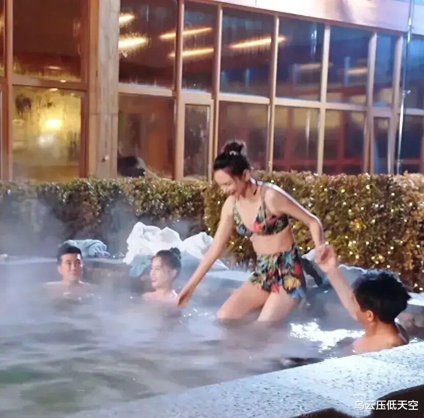 金泫雅|张翰拒绝和姐姐们一起泡温泉，是因为怕姐姐穿的太性感而尴尬吧