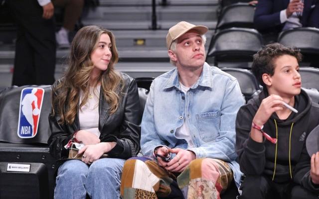 侃爷|41岁金·卡戴珊穿连体衣，尽显丰腴身姿，被侃爷搂肩“压抑愤怒”