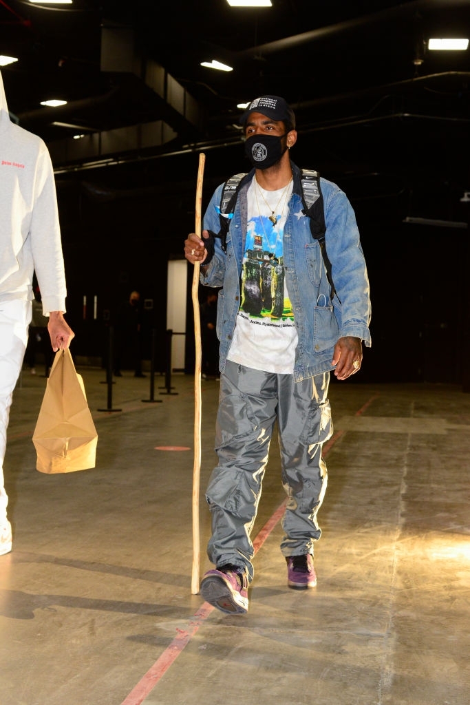 凱里·歐文|NBA球員上腳：濃眉上腳飛馬，歐文手持長(zhǎng)棍上腳紫龍蝦